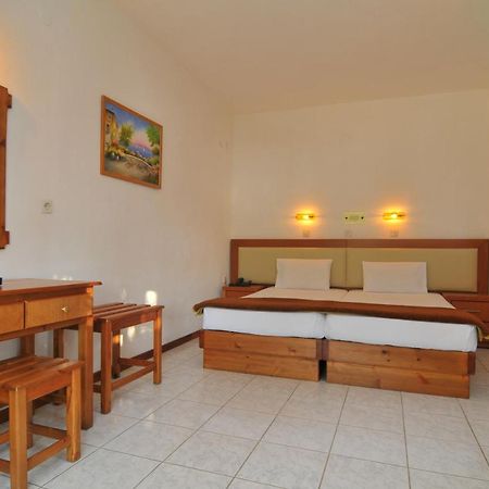 Hotel Emerald Криси Амудия Екстериор снимка