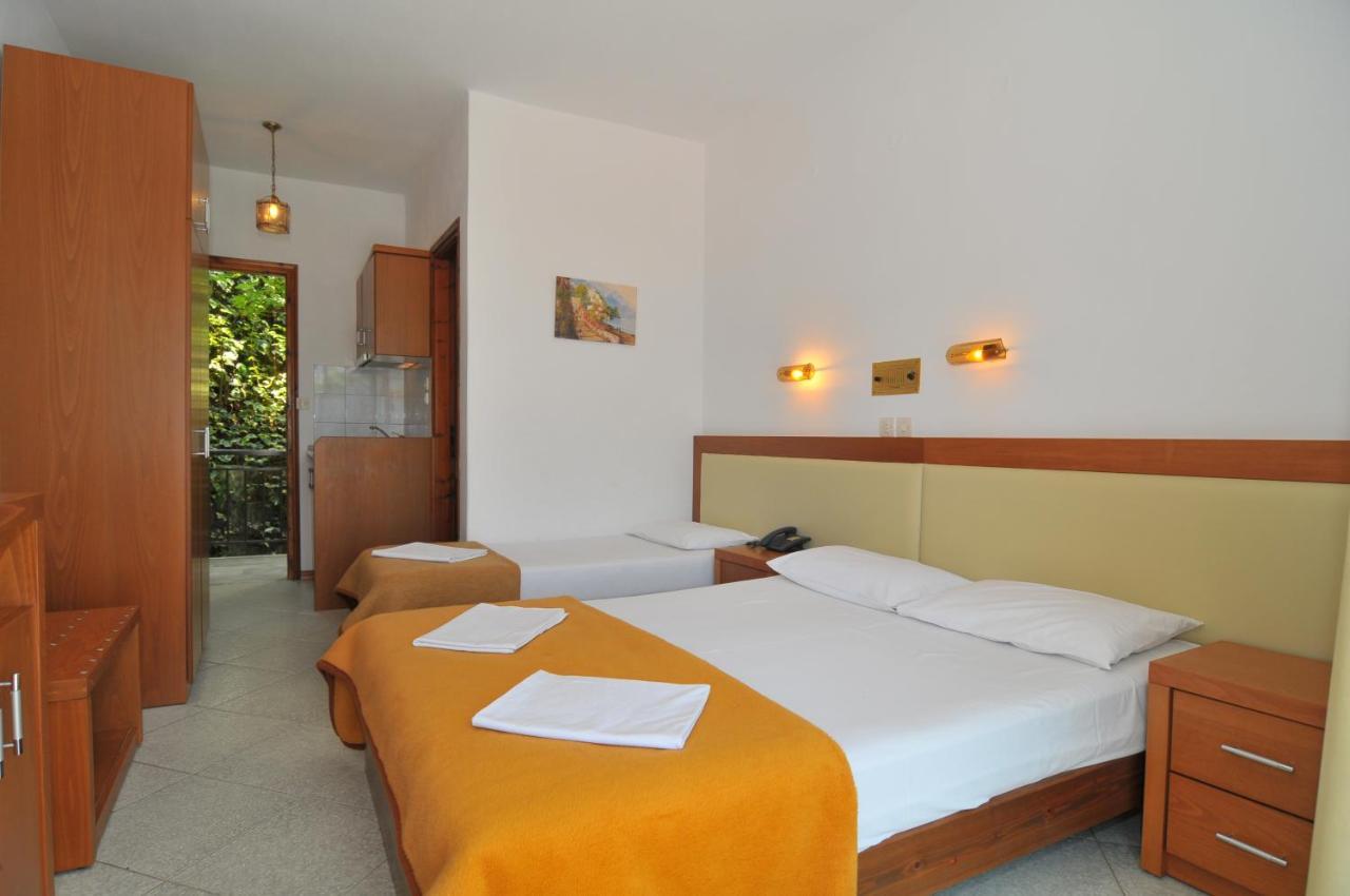 Hotel Emerald Криси Амудия Екстериор снимка