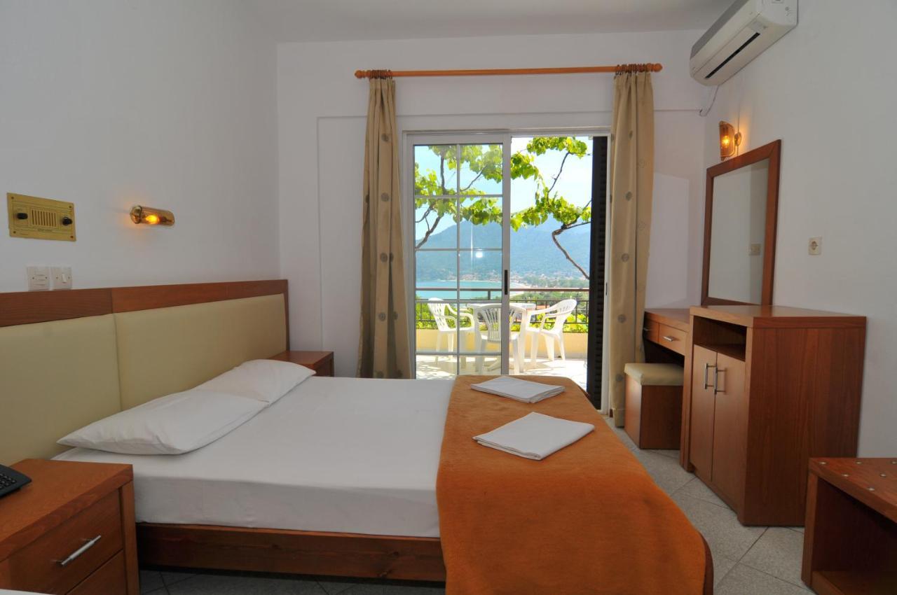 Hotel Emerald Криси Амудия Екстериор снимка