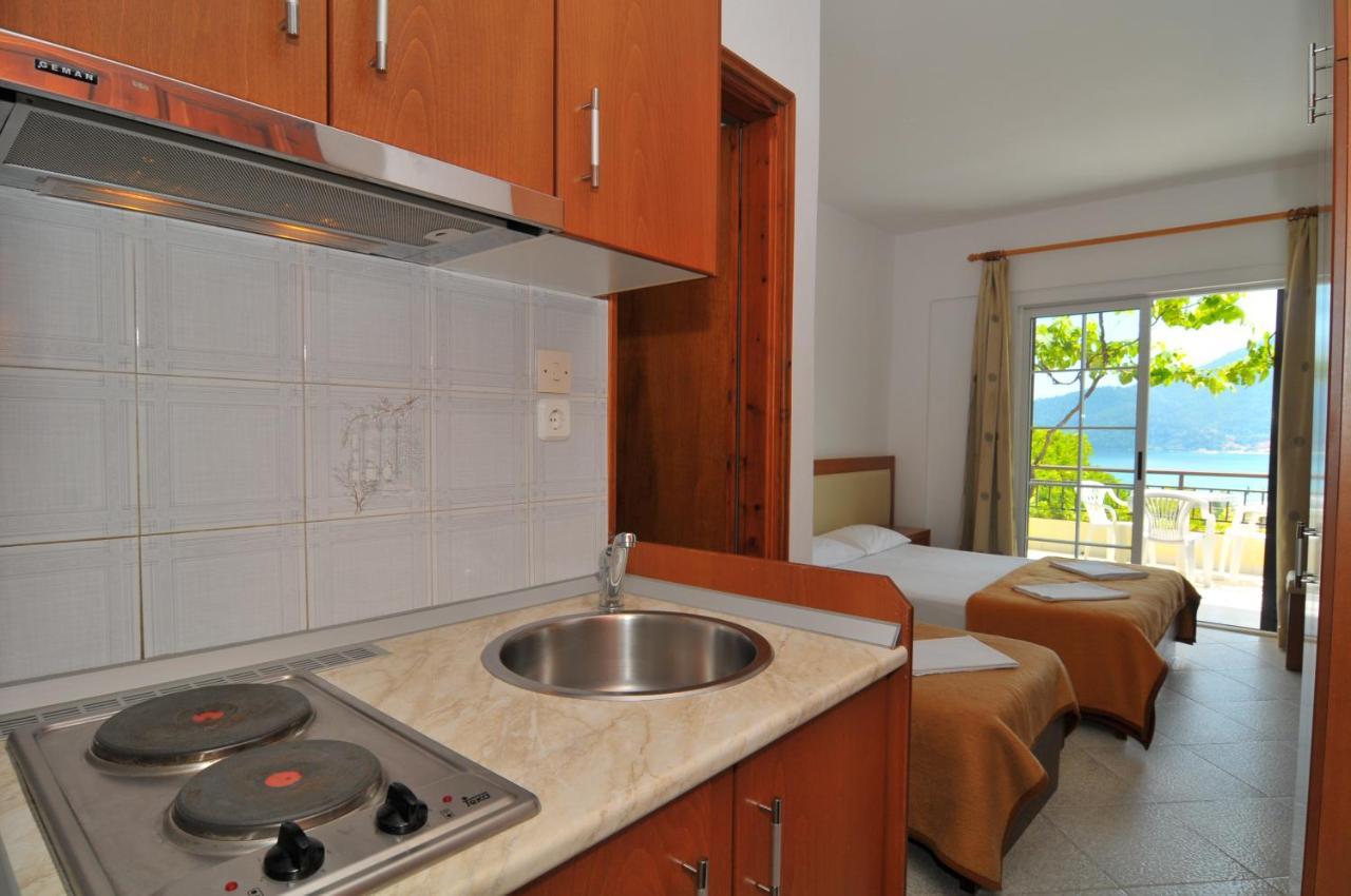 Hotel Emerald Криси Амудия Екстериор снимка