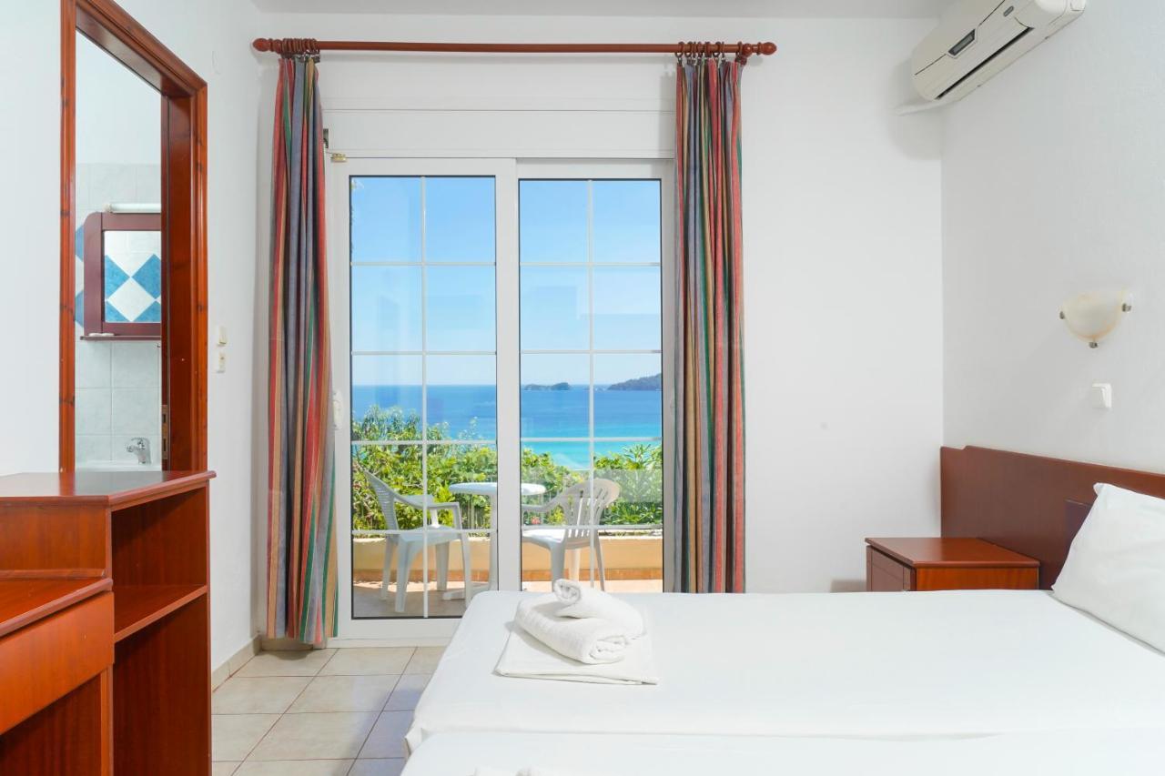 Hotel Emerald Криси Амудия Екстериор снимка