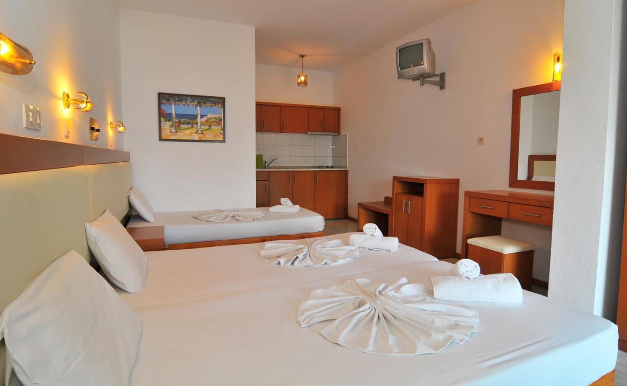 Hotel Emerald Криси Амудия Екстериор снимка
