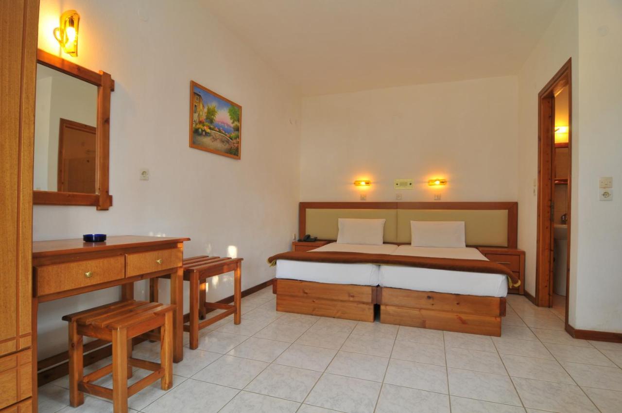 Hotel Emerald Криси Амудия Екстериор снимка