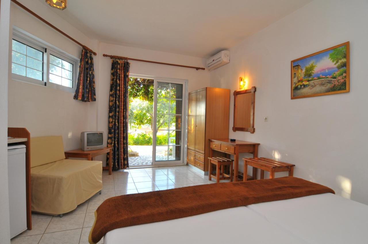 Hotel Emerald Криси Амудия Екстериор снимка