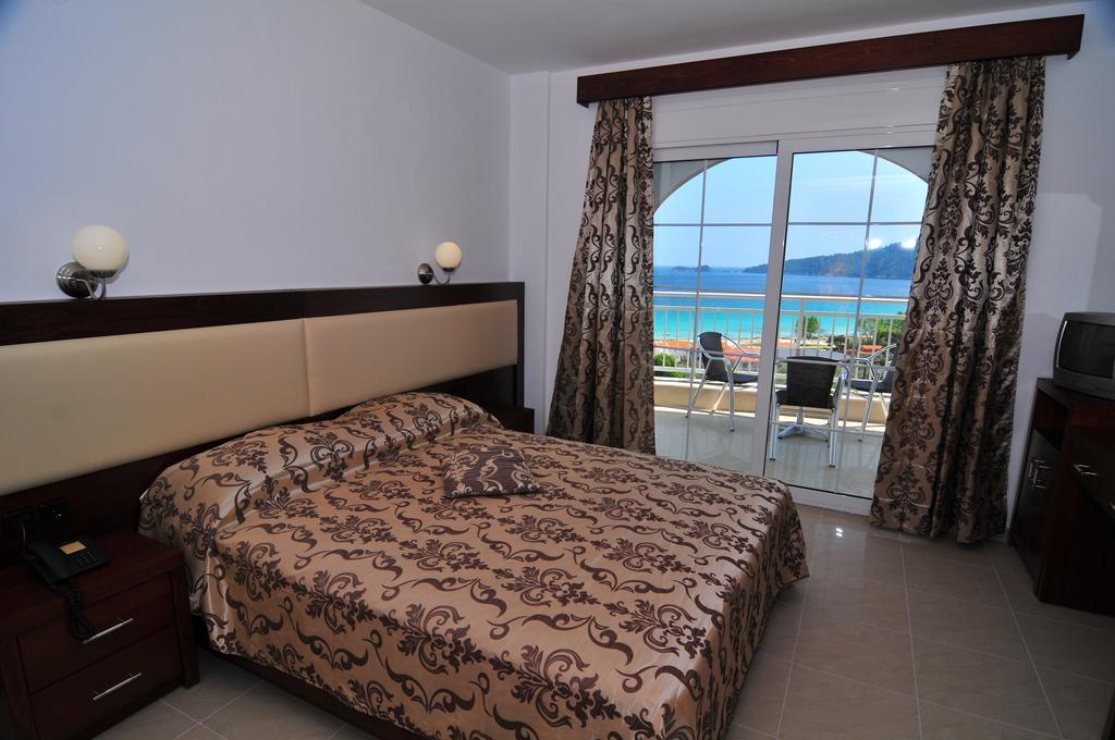 Hotel Emerald Криси Амудия Екстериор снимка