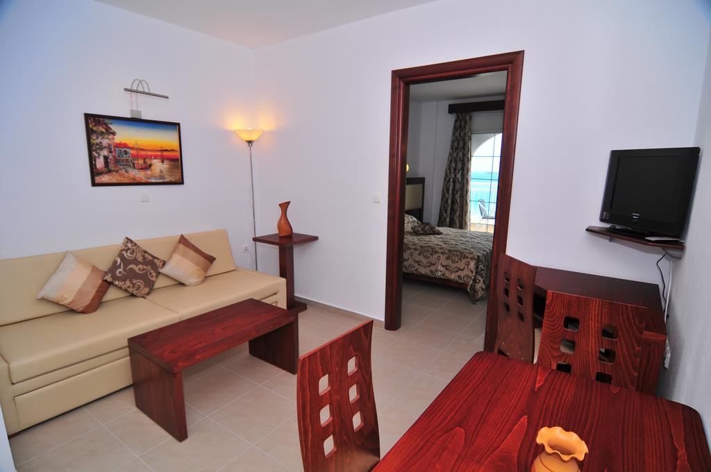 Hotel Emerald Криси Амудия Екстериор снимка