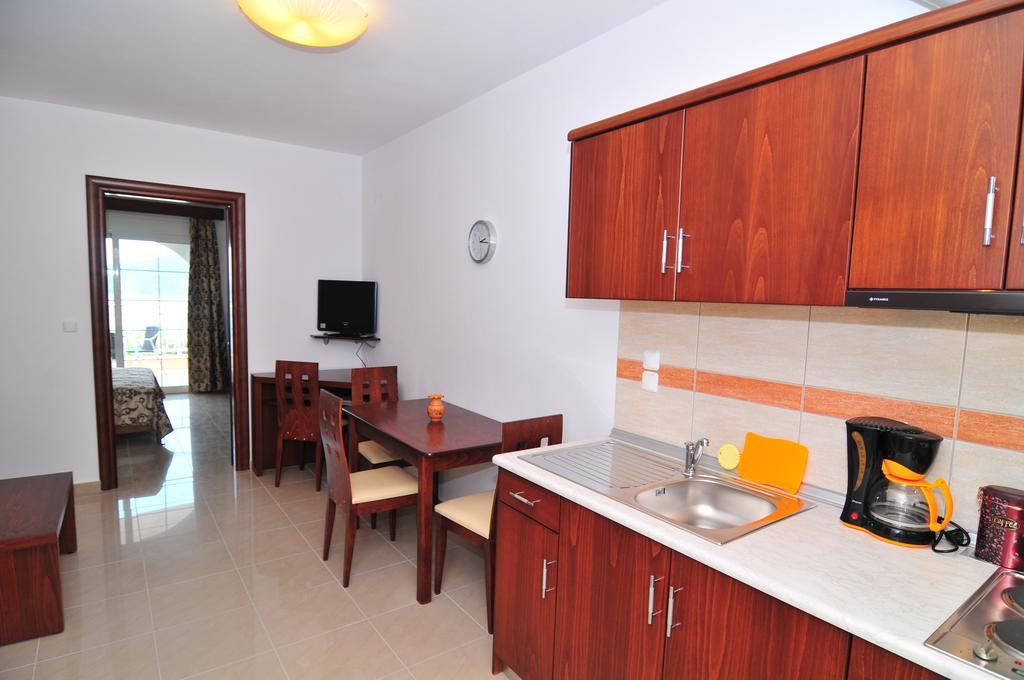 Hotel Emerald Криси Амудия Екстериор снимка