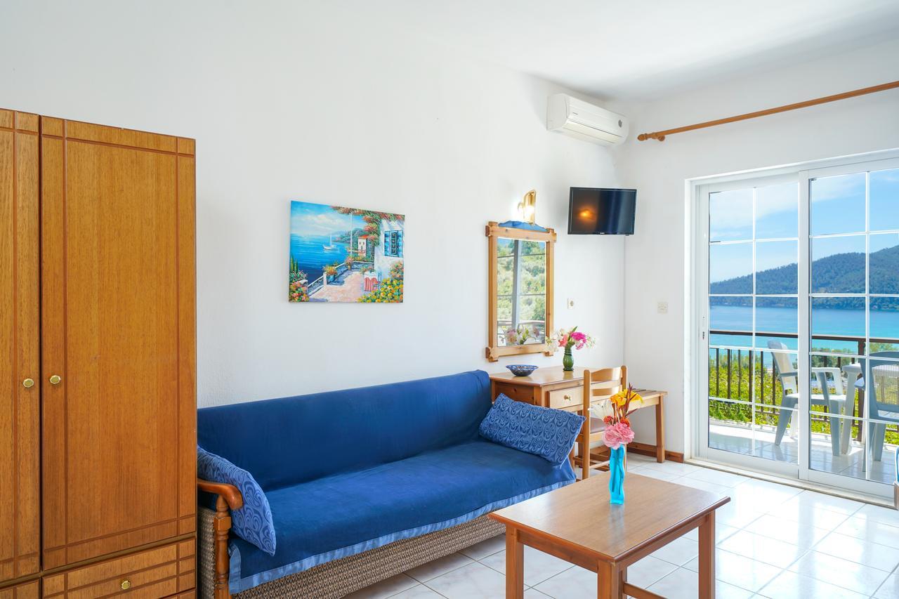 Hotel Emerald Криси Амудия Екстериор снимка